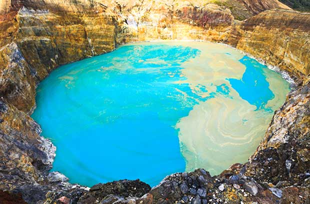 اندونزی، Lakes of Mount Kelimutu