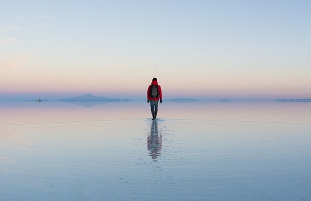 در این شهر می توانید روی آب راه بروید!-Parting_of_the_waves_A_man_pictured_appears_to_be_walking_on_wat-a-11_1438596657800.jpg
