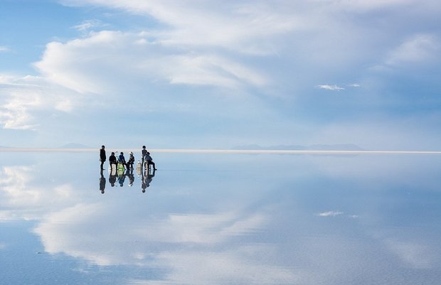 در این شهر می توانید روی آب راه بروید!-Gravity_defying_A_group_of_tourists_appear_to_float_as_they_rela-a-19_1438596793702.jpg