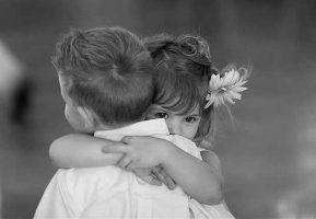 بغل کردن two-children-hugging