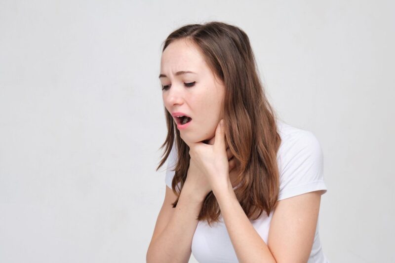 احساس گیرکردن چیزی در گلو نشانه چیست؟