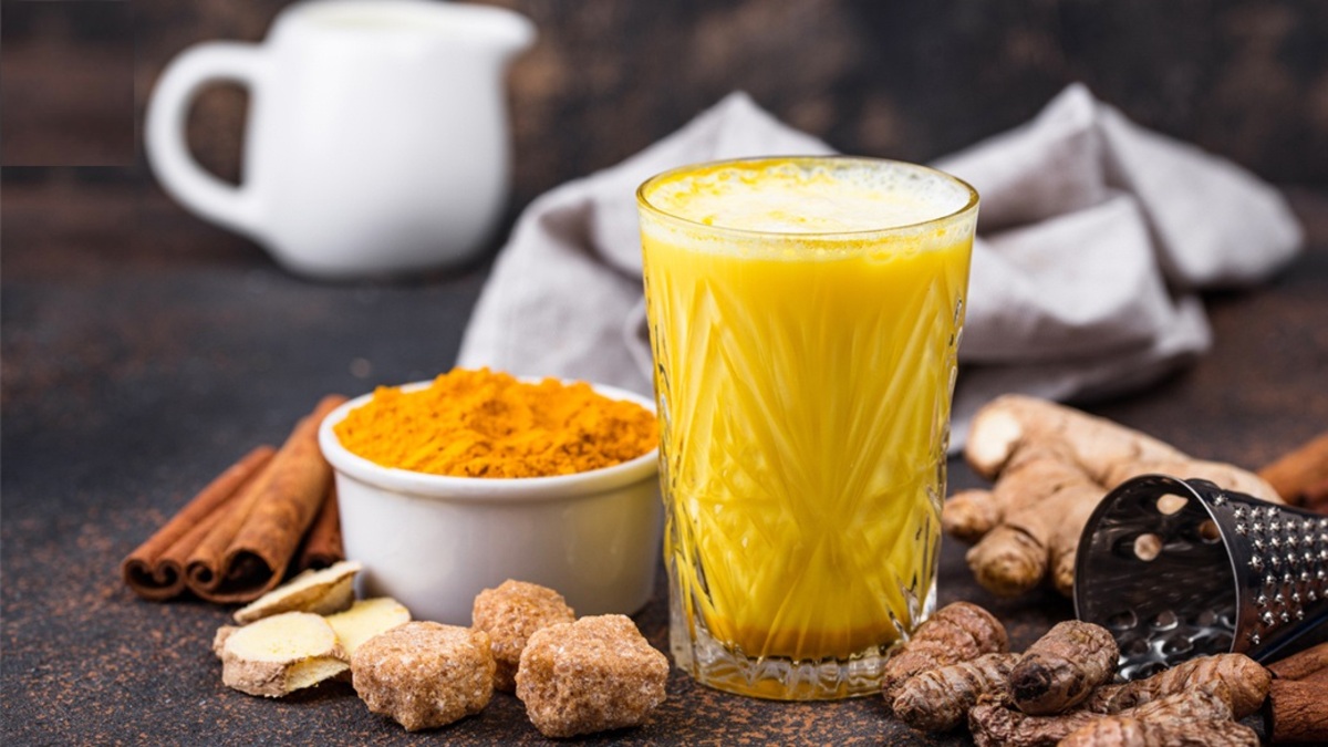 فواید و خواص شیر زردچوبه