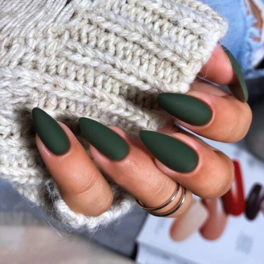 چه رنگ لاکی پوست دست را روشن میکند؟