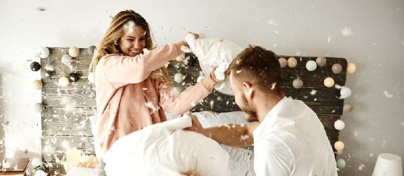 اگه پسری دختری رو دوست داشته باشه چیکار میکنه؟