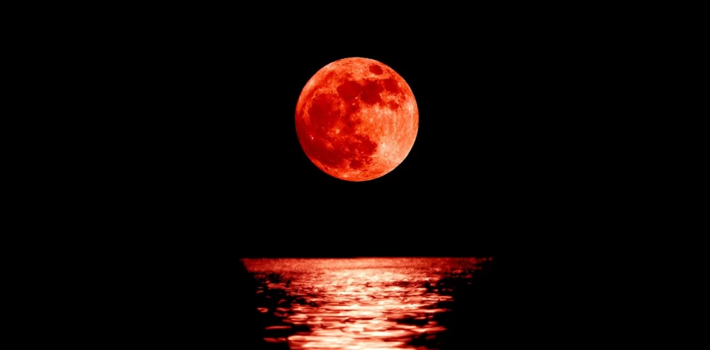 ماه خونین ۱۴۰۴ کی است؟