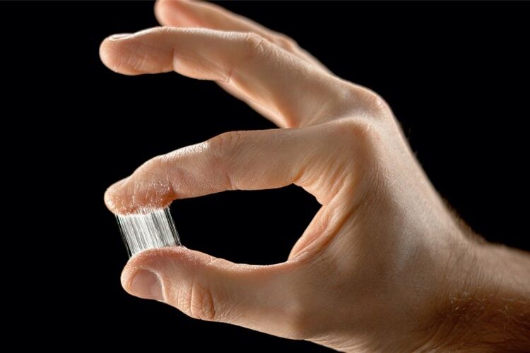 چرا چسب قطرهای به سختی از پوست جدا میشود؟