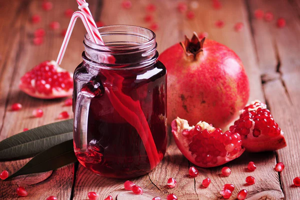 گرفتن آب انار با آب میوه گیری
