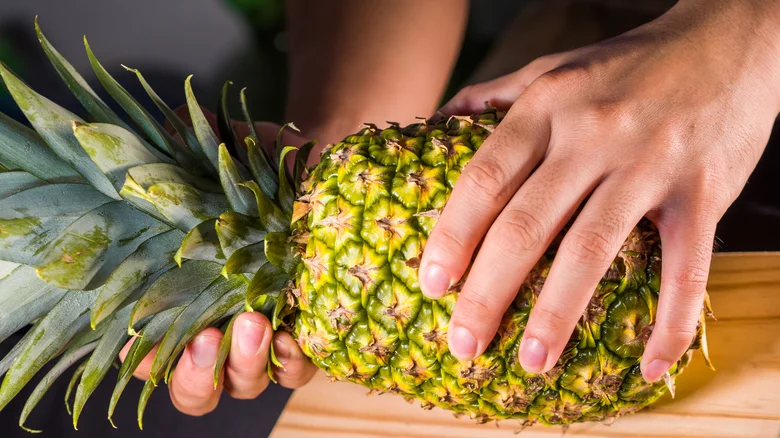 روش پوست کندن آناناس بدون چاقو 