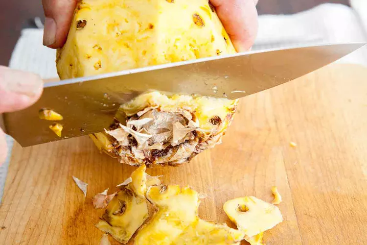 نحوه پوست کندن آناناس با چاقو