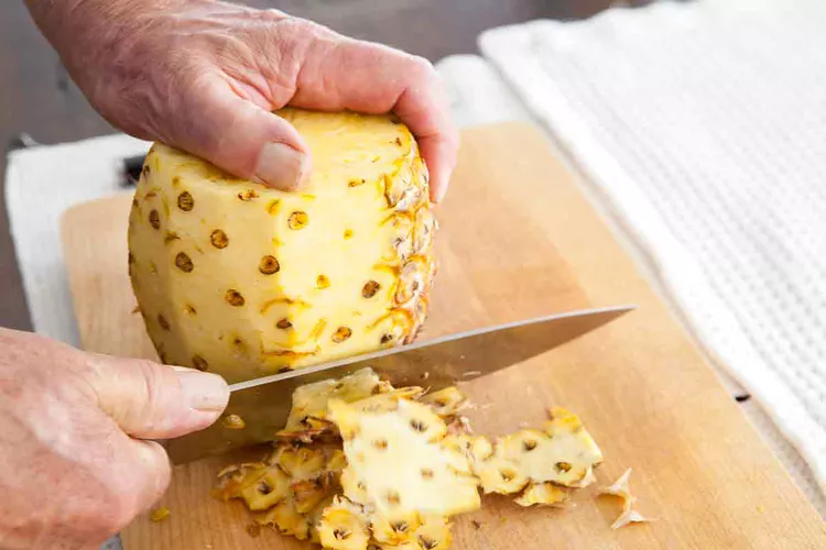 نحوه پوست کندن آناناس با چاقو