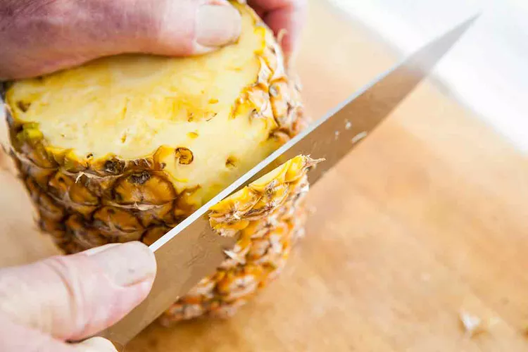 نحوه پوست کندن آناناس با چاقو