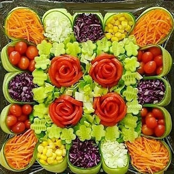 تزیین سالاد فصل در ظرف مربع ساده برای مهمانی
