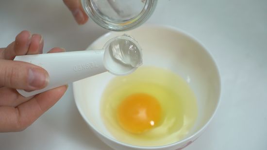 ۲. ماسک تخم مرغ؛ تقویت ساقه و کاهش شکنندگی مو