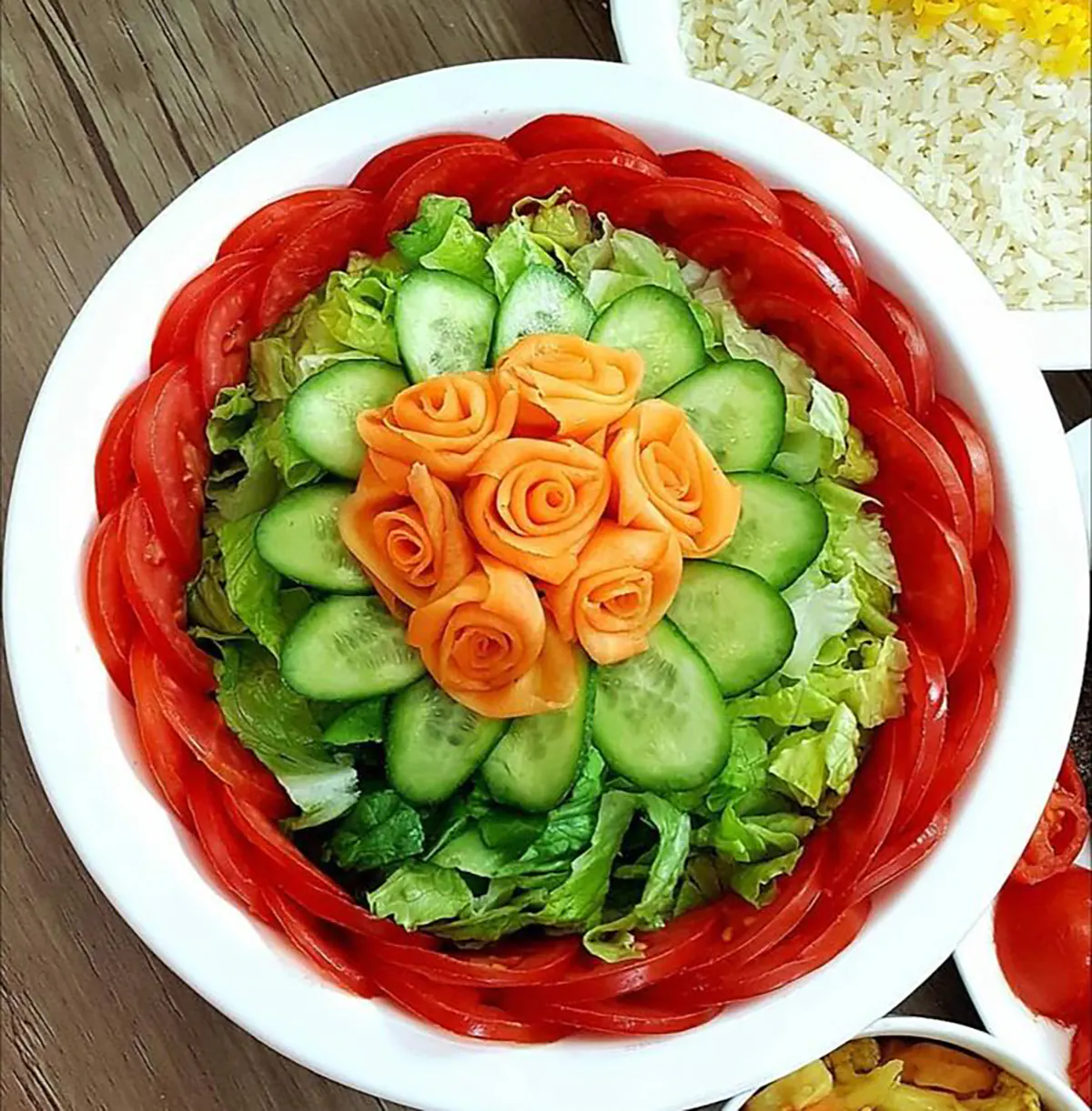 تزیین سالاد فصل در ظرف گرد ساده برای مهمانی