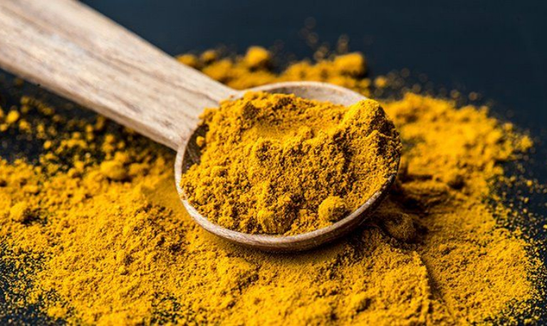خواص زردچوبه با آب گرم ناشتا برای لاغری