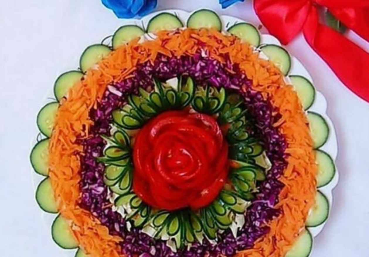 تزیین سالاد فصل در ظرف گرد شیک برای مهمانی