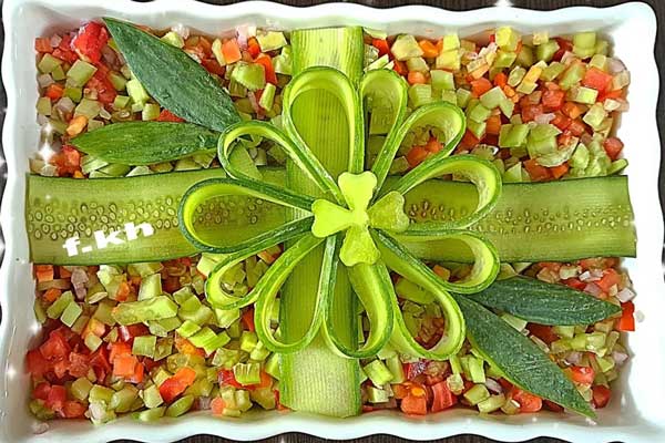 تزیین سالاد فصل در ظرف مستطیل ساده برای مهمانی