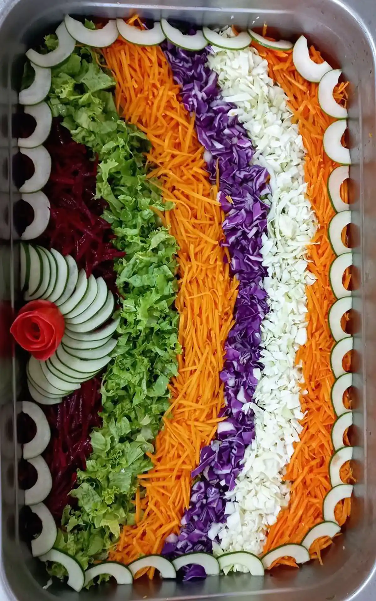 تزیین سالاد فصل در ظرف مستطیل ساده برای مهمانی