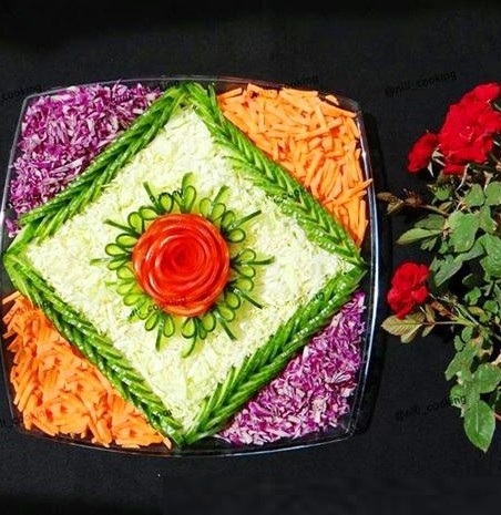 تزیین سالاد فصل در ظرف مربع ساده برای مهمانی