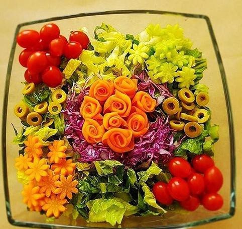 تزیین سالاد فصل در ظرف مربع شیک برای مهمانی