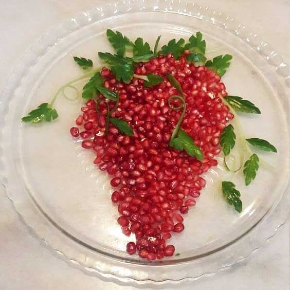 تزیین انار دون شده در ظرف