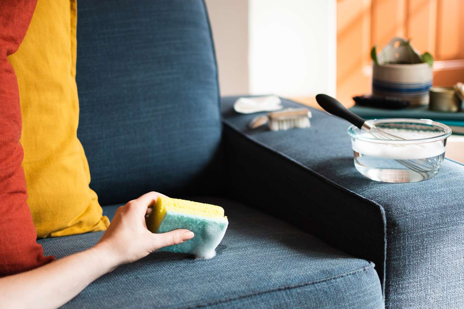 نحوه شستشوی کوسن(بالش مبل) با دست
