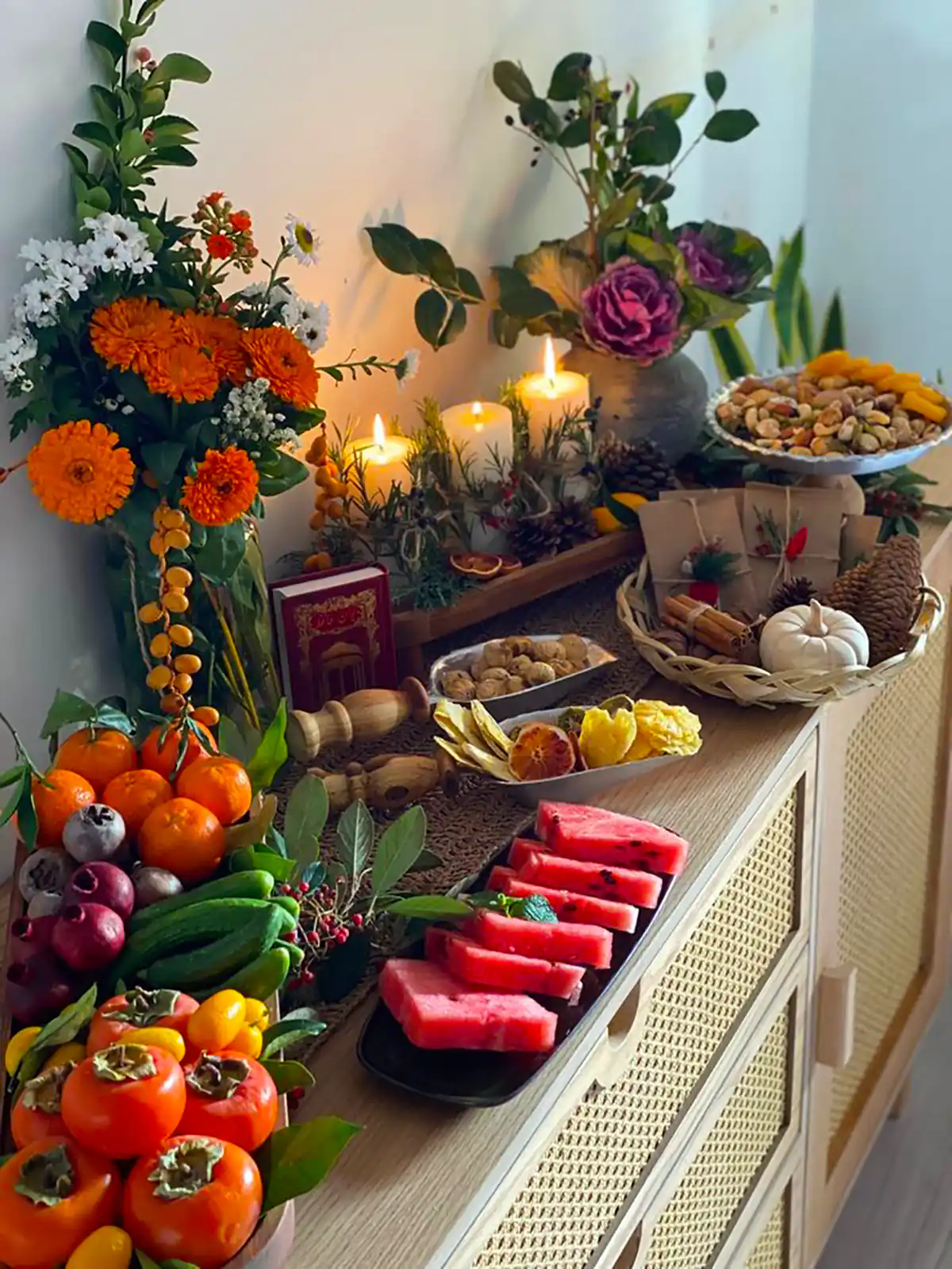 بهترین ایده ها و تزیین میز یلدا با گل