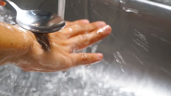 مالیدن دست به ظرف استیل