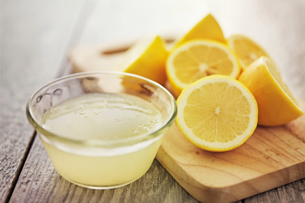 مواد لازم برای درست کردن شیشه پاک کن خانگی