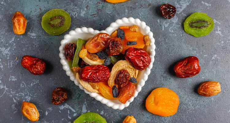 خواص میوه خشک نسبت به میوه تازه برای کودکان و بزرگسالان چیست؟