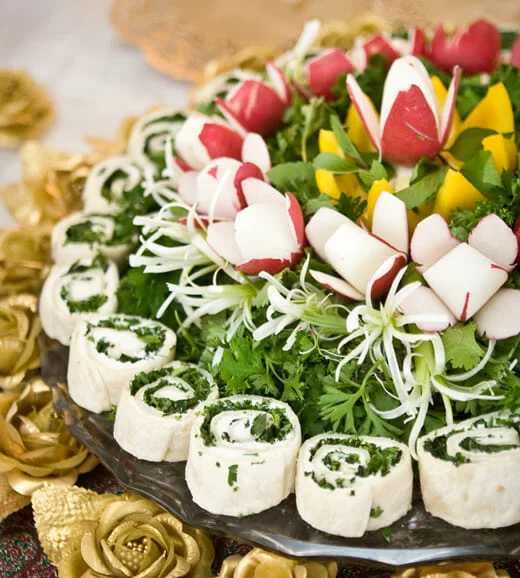 تزیین خیار و گوجه و پنیر 