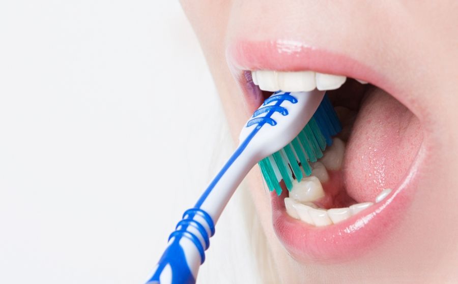 برای مسواک زدن از چه خمیر دندان و مسواکی باید استفاده کرد؟