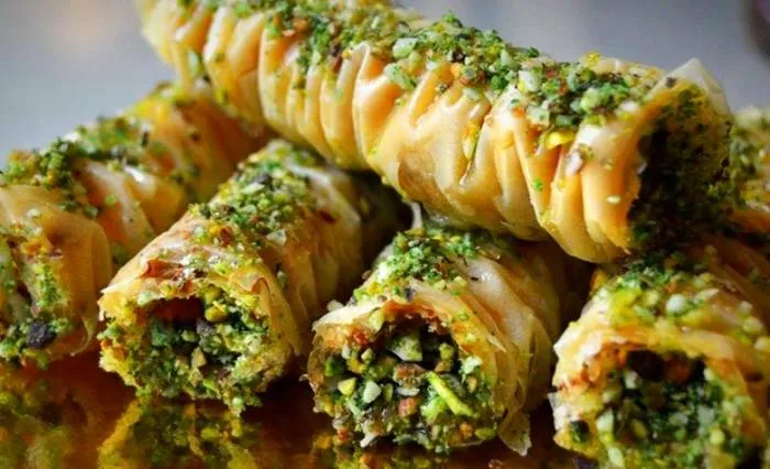 چرا نگهداری شیرینی خشک و باقلوا اهمیت دارد؟