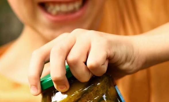 ترفندهای دیگر برای باز کردن در شیشه مربا و ترشی