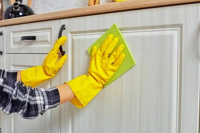 روش از بین بردن لکه روغن و چربی از روی دیوار و کابینت آشپزخانه
