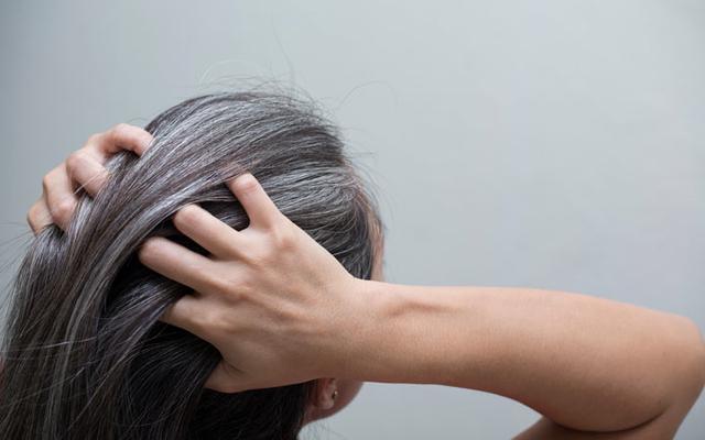 بهترین رنگ مو برای پوشش کامل موهای سفید بدون نیاز به دکلره چیست؟