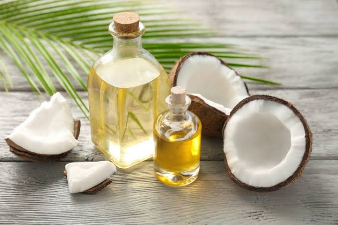 نحوه استفاده از روغن نارگیل برای مو قبل و بعد حمام