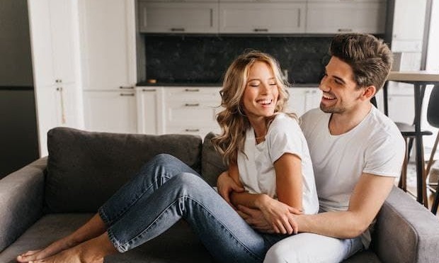 چرا صدا زدن همسر در جمع مهم است؟