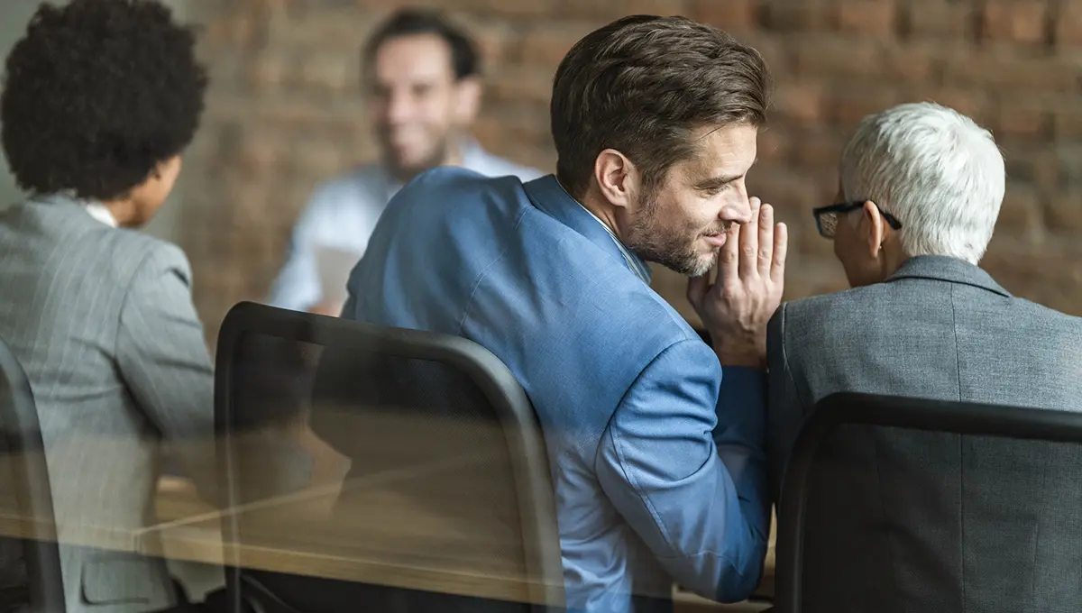 چگونه با همکار خبرچین رفتار کنیم؟