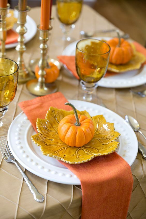 تزیین ساده و زیبای میز غذا با کدو حلوایی