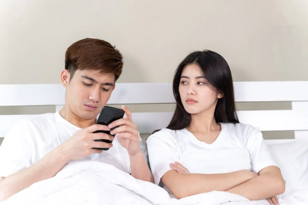آیا به ارتباطات مجازی همسرتان مشکوکید؟