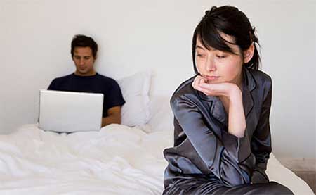 وقتی به ارتباطات مجازی همسر شک داریم چه کنیم؟