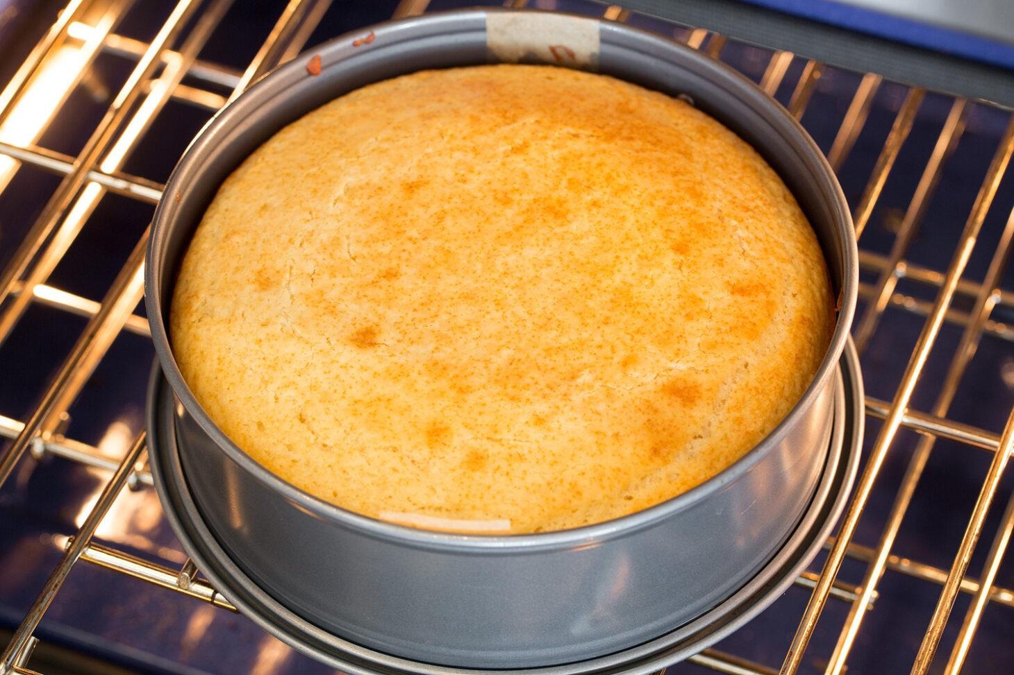 طرز تهیه کیک یک تخم مرغی با ماست با پف زیاد