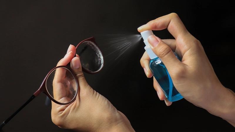 چیکار کنیم وقتی ماسک میزنیم عینکمون بخار نکنه؟