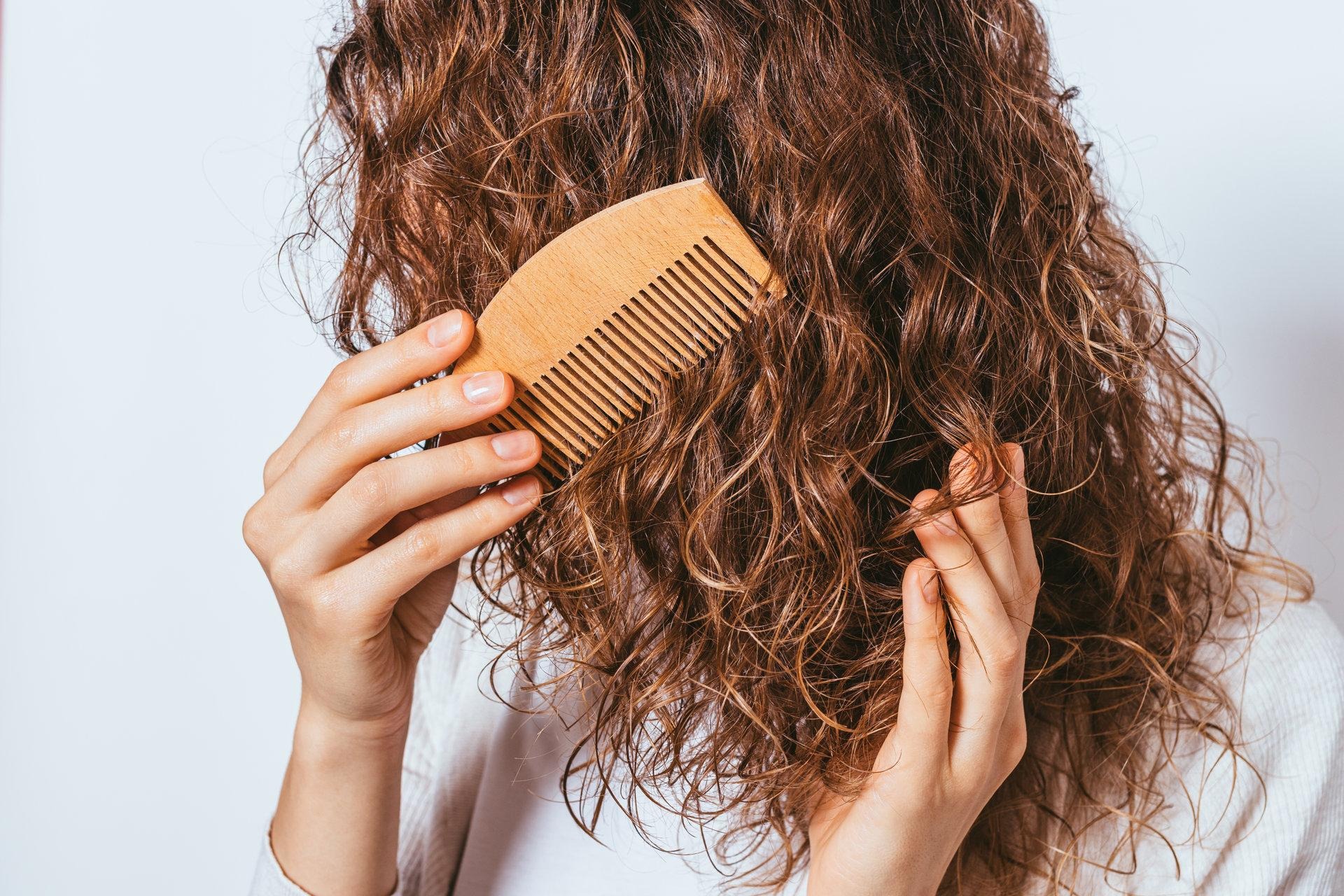 چگونه موهای فر را بلند کنیم؟