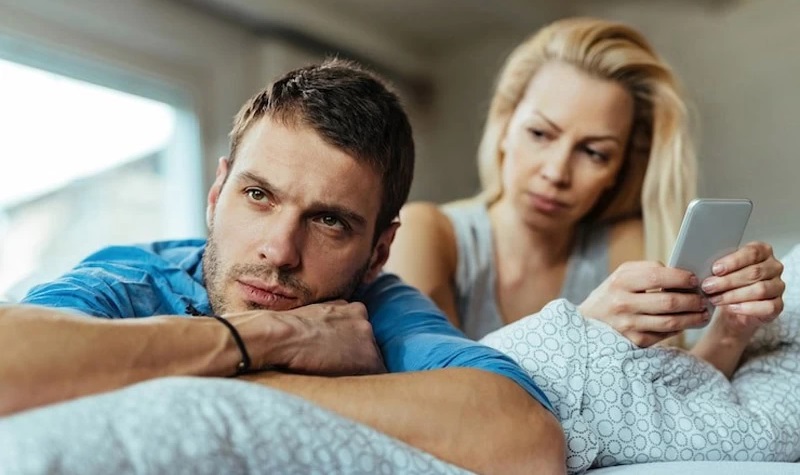 آیا چک کردن گوشی همسر کار درستی است؟