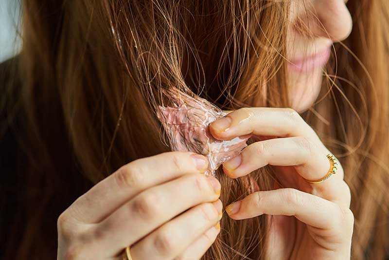 چطور اسلایم چسبیده به مو را بدون کوتاه کردن مو پاک کنیم؟