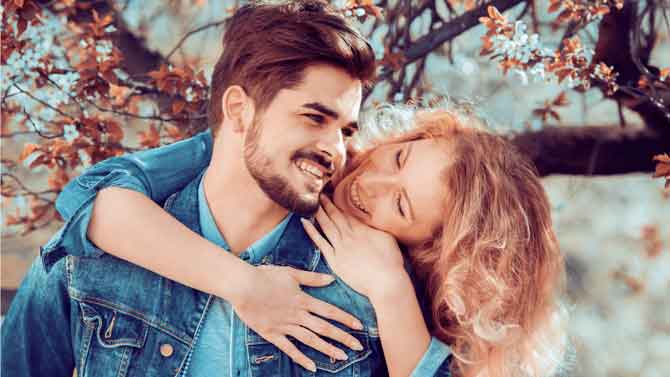 برای جذب یک پسر از شوخ طبعی و خنده غافل نشوید