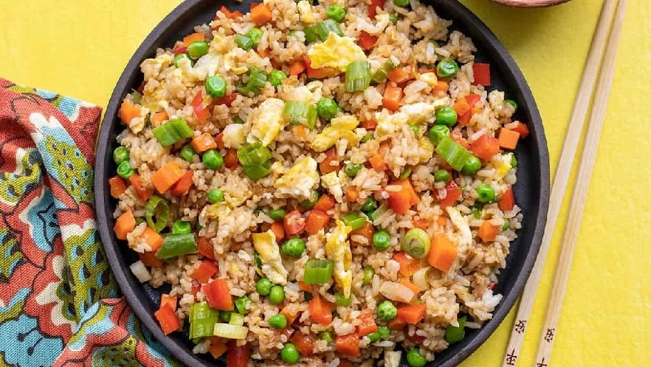 طرز تهیه برنج سرخ‌شده با تخم‌مرغ و پیازچه